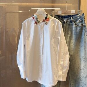 White Button-Up Shirt with Floral Embellished Collar – Statement Piece